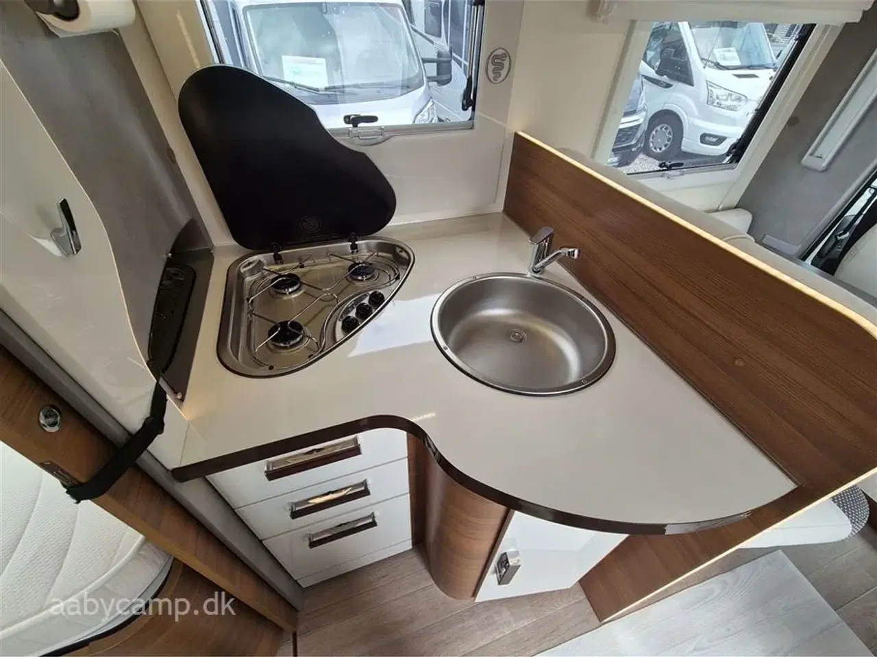 Billede 10 - 2022 - Elnagh Baron 575   Markise. solcelle. lithium batteri. inverter. cykelstativ. undervognsbehandlet. LPG fyldegas. Fuld service. 5 selepladser. Kun 41,000 km.