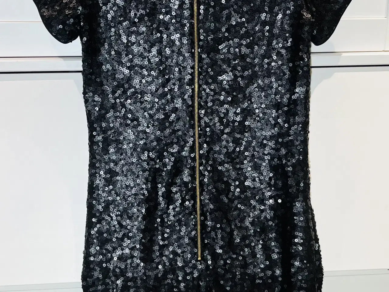 Billede 4 - Smuk Festkjole/pallietkjole str. 34