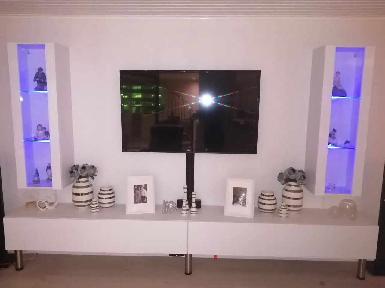 Billede 2 -   Højglans Hvid TV Reol med lys