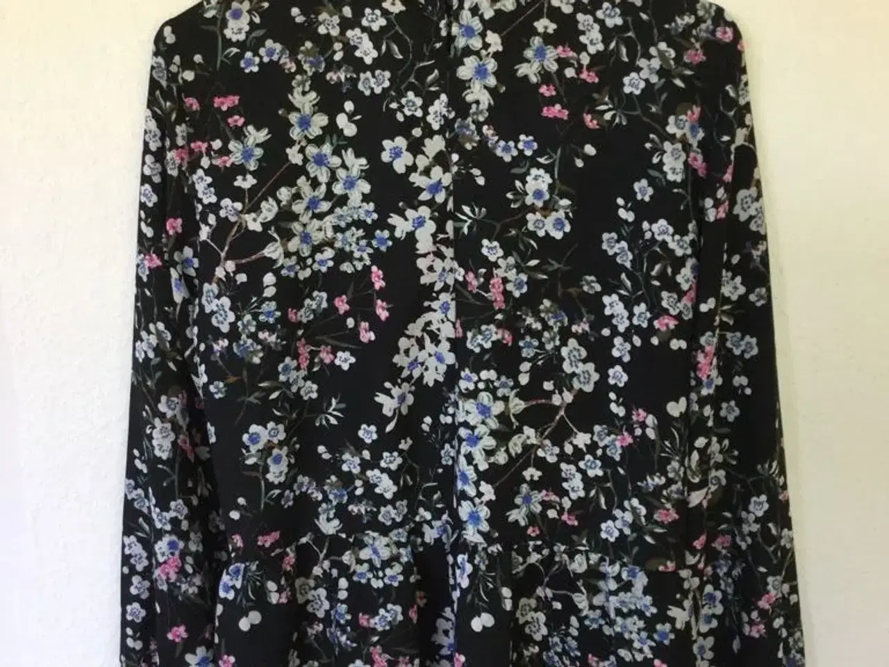 Billede 3 - Fin Blomstret  PIECES  Bluse str. M