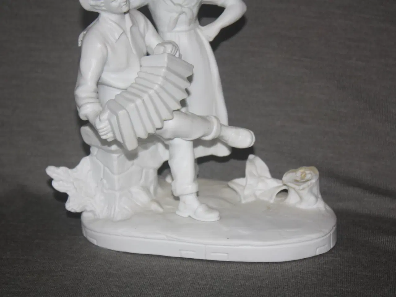 Billede 3 - Romantisk tysk bisquit figur med lille vase