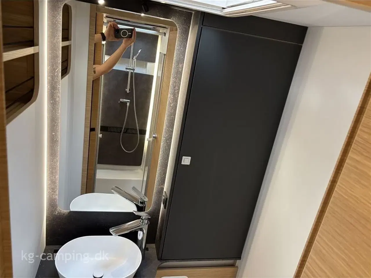 Billede 19 - 2024 - Adria Sonic Plus 700 DL   Adria Sonic 700 DL – Bestilt hjem med topudstyr!