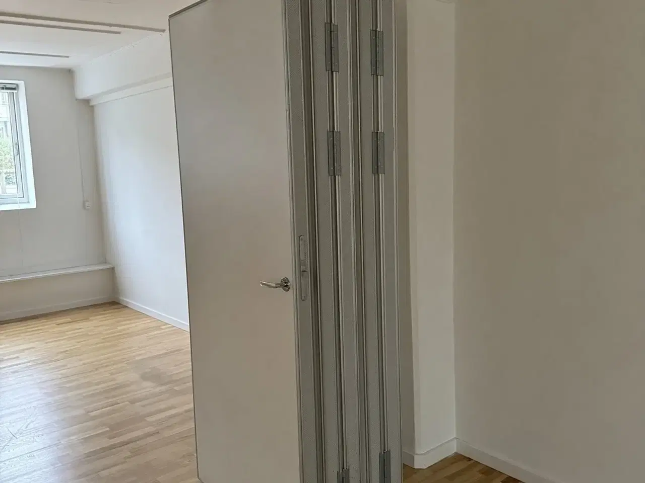 Billede 10 - Lyse kontorlokaler i høj kld. udlejes.