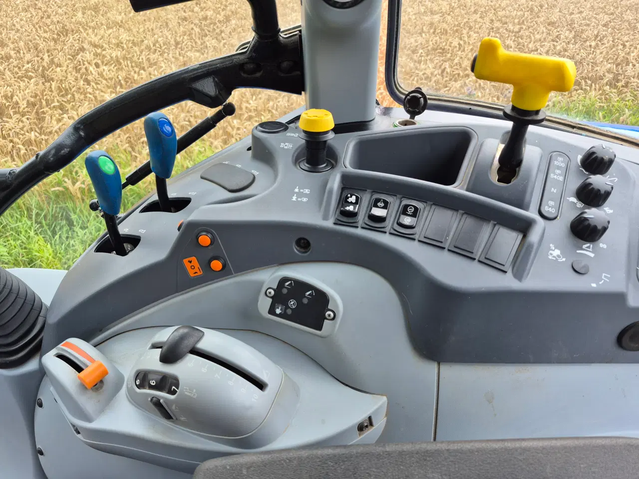 Billede 3 - Velholdt New Holland Traktor med lavt timetal