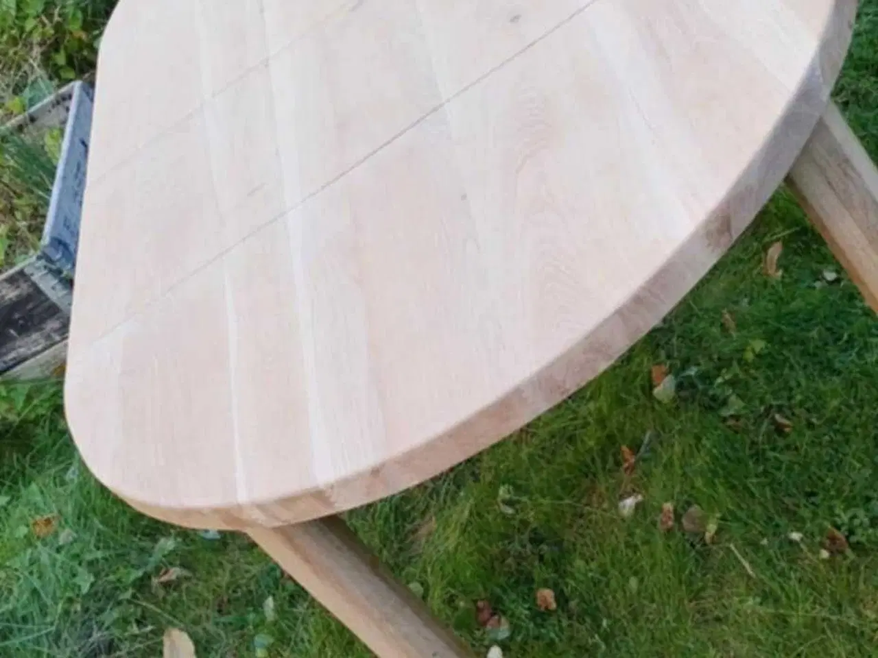 Billede 3 - Massiv rundt egetræ spisebord med tillægsplader