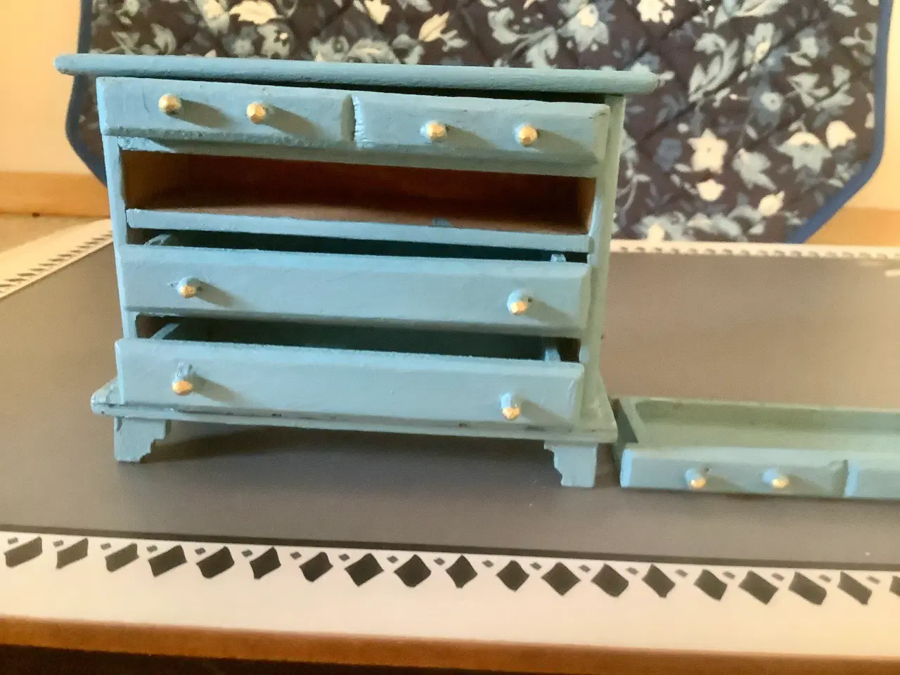 Billede 3 - Dukkehusmøbler - ældre kommode skala 1:12.