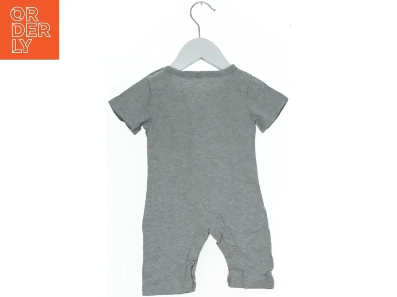 Billede 2 - Grå heldragt med bjørnemotiv (str. 74)