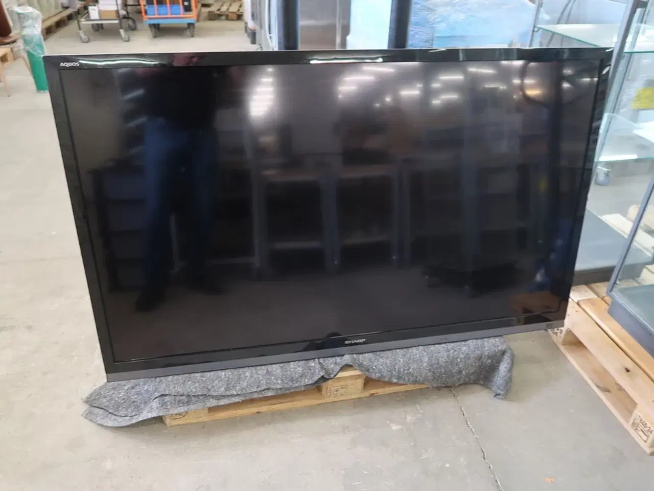 Billede 1 - 70" LCD TV SHARP LC-70LE747EN med 183 cm høj stander
