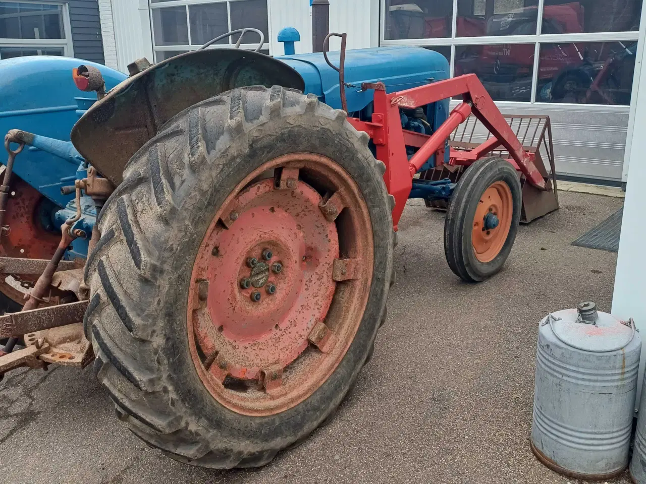 Billede 2 - Traktor med frontlæsser