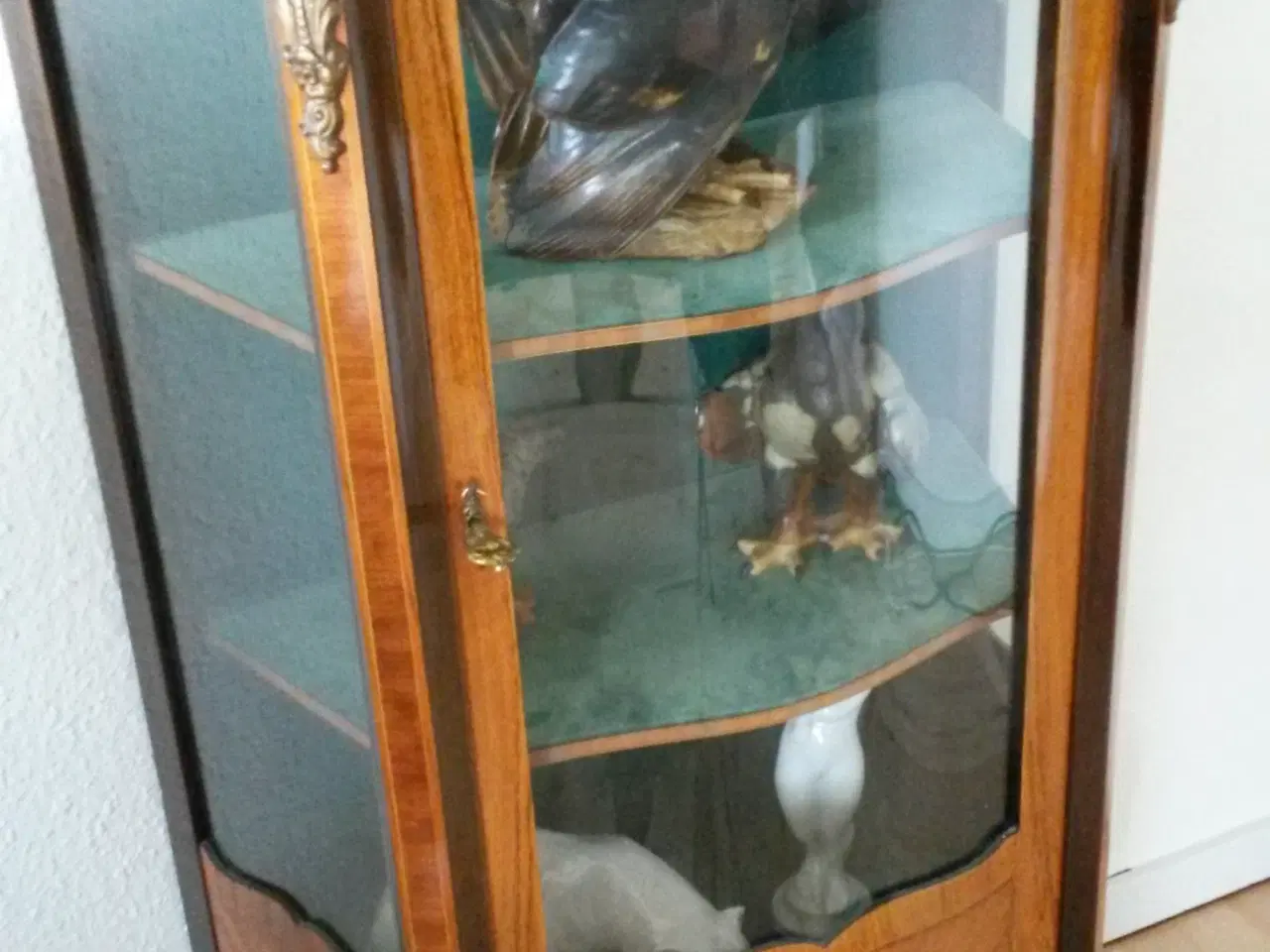 Billede 1 - smukt vitrine skab med buet låge.