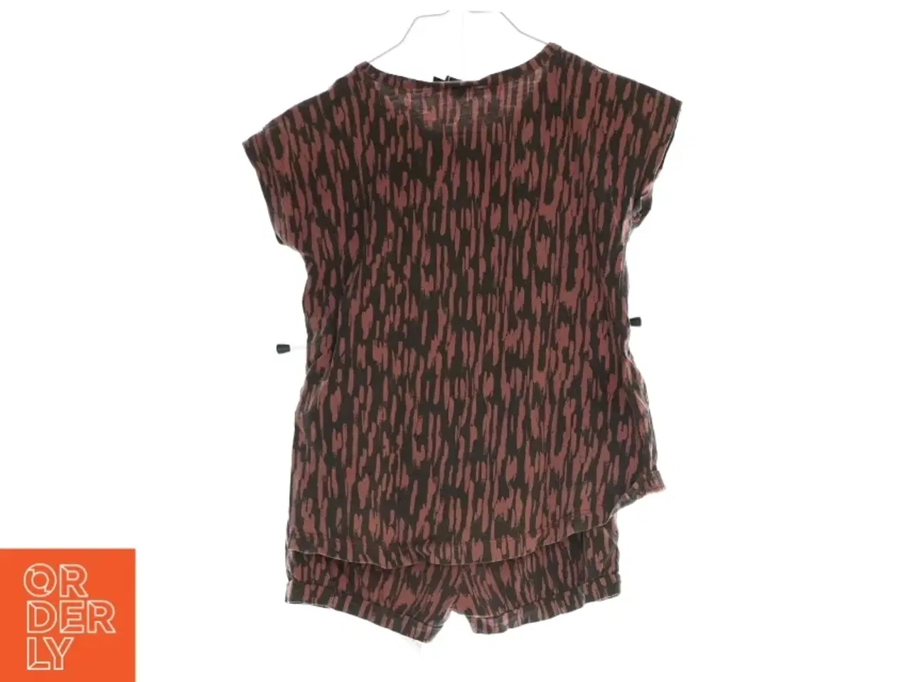 Billede 2 - Matchende T-Shirt og shorts fra Hummel (str. 98 )