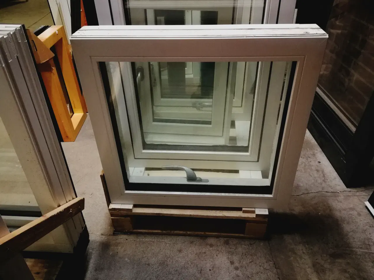 Billede 1 - NYT TOPSTYRET VINDUE 66,8X62,3 KR 1.700