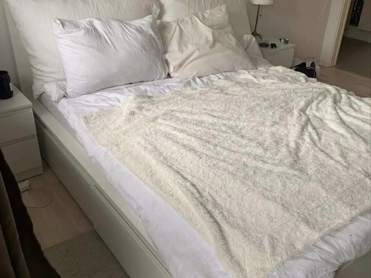 Billede 3 - seng, madras og sengebord