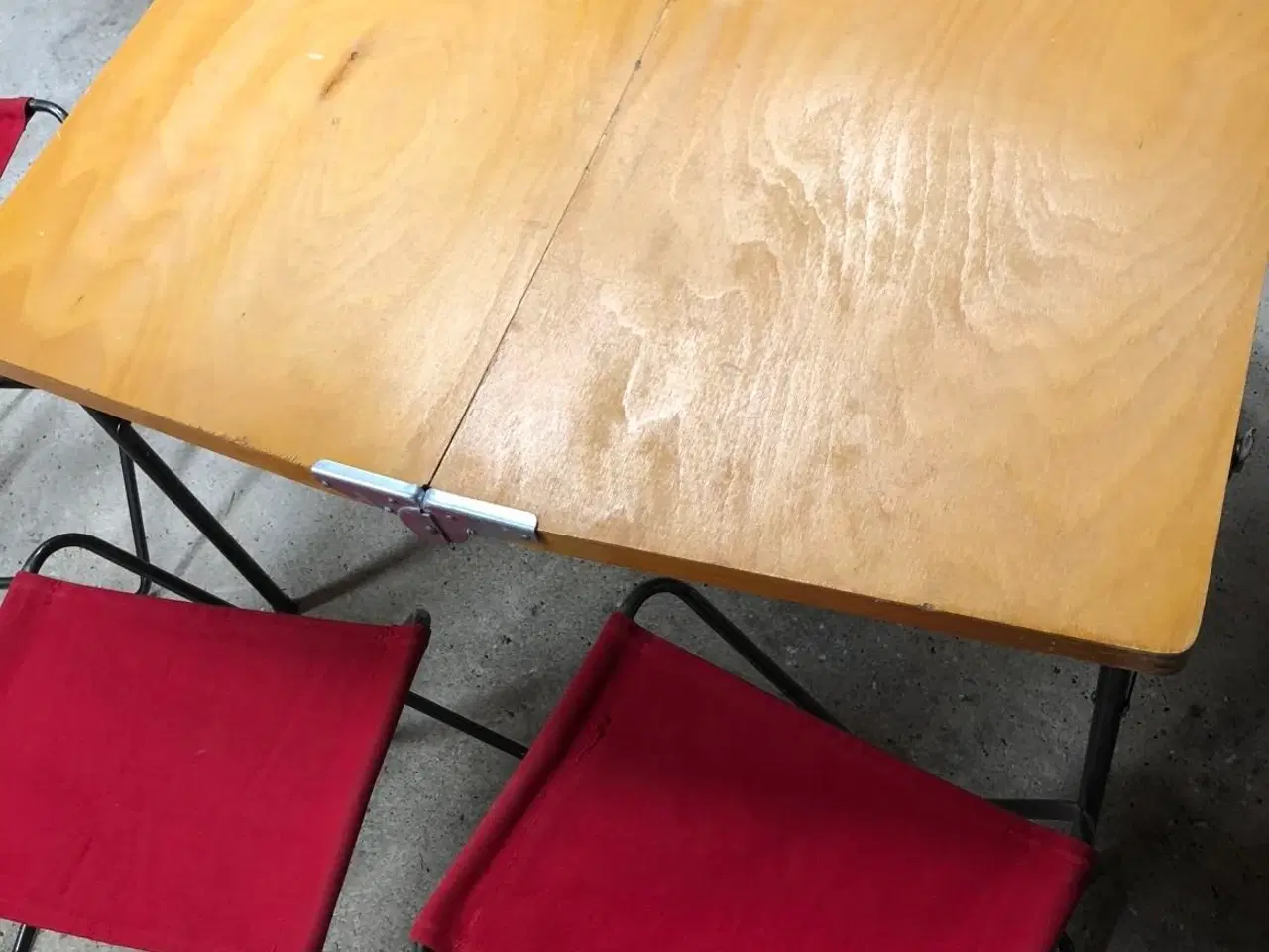 Billede 3 - Retro campingbord med 4 røde klapstole