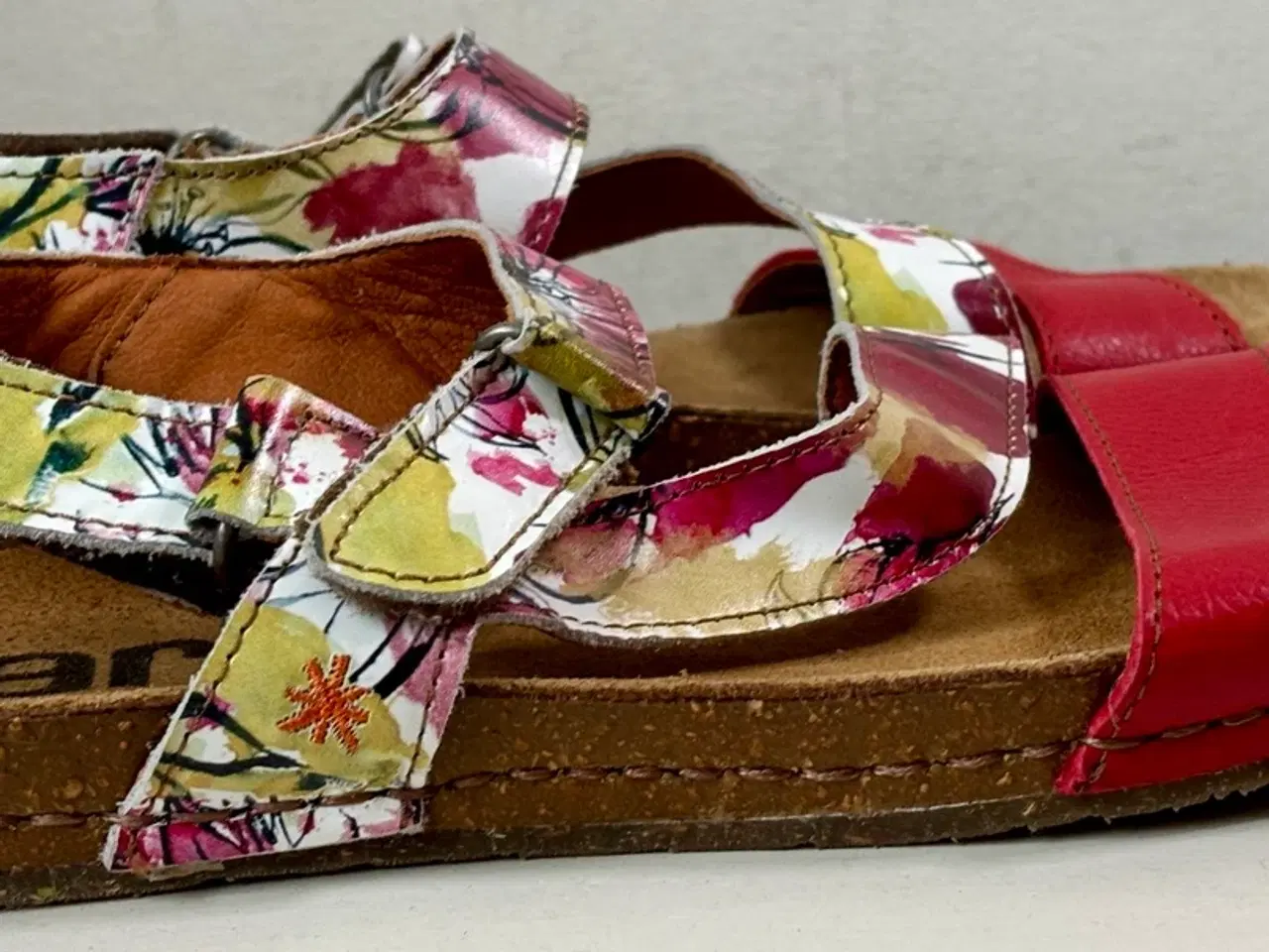 Billede 4 - Art*, røde/blomstrede sandaler, str 37