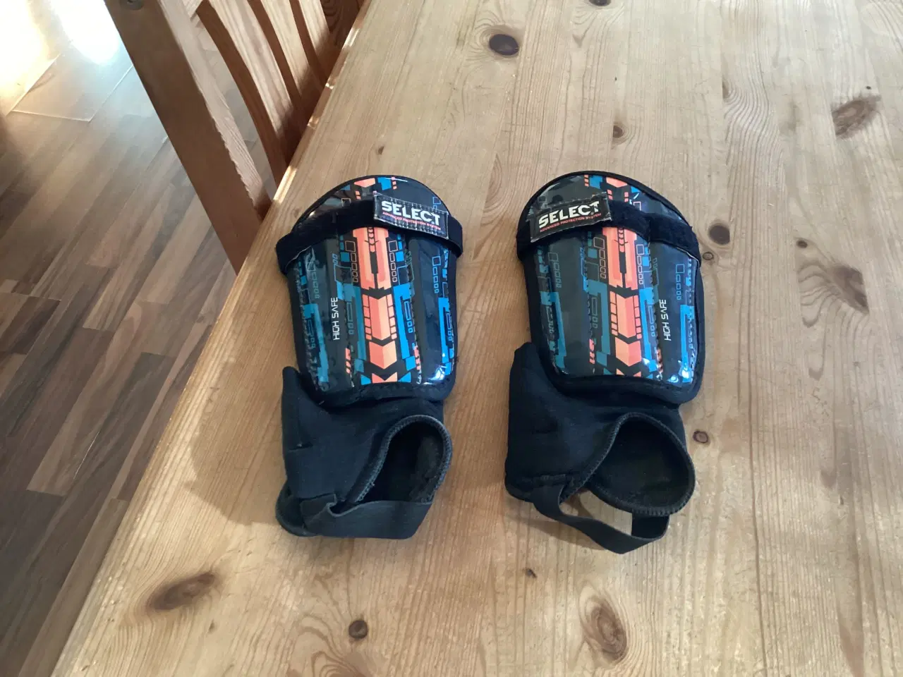 Billede 2 - Ryg Bælte, Fodbold Benskinner, Nakkepude,Termomete