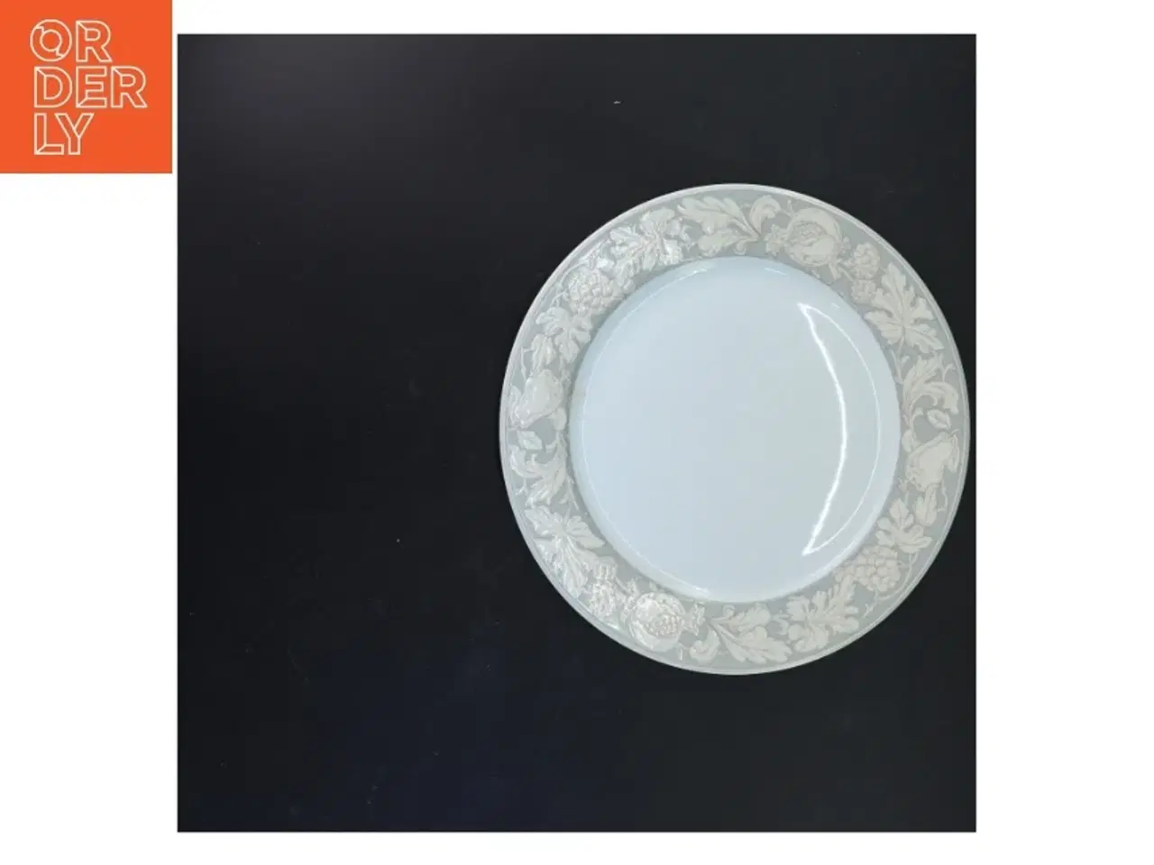 Billede 2 - Porcelænstallerken med blomsterkant (str. Ø 26 cm)