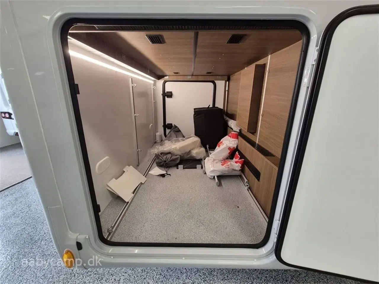 Billede 32 - 2024 - Benimar Amphitryon 967 Northautokapp   Nk.Pakke. Automatgear. solceller. 200Ah Lithium. 2000W inverter. luftundervogn på bagaksel. Hydrauliske støtteben. Alarm. Gasbageovn. Elektrisk tømning af frisk/spildevand. 3m vandfilter. tv samt internet antenne. Kan vejes op til 4400 kg.