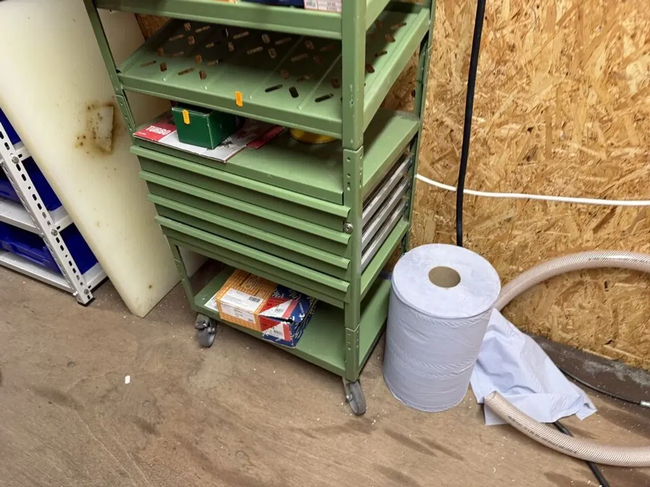 Billede 2 - Stålreol med diverse skruer, søm m.m.