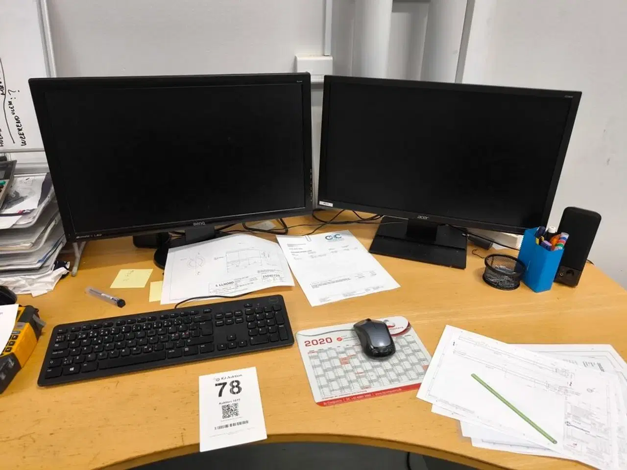 Billede 3 - Skrivebord inkl. indhold (lot 76-77 medf. ikke!)