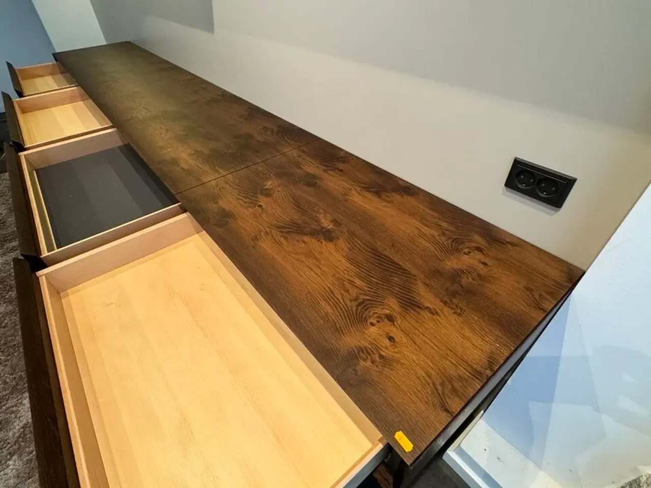 Billede 9 - Boform snedker væghængt møbel i røget eg