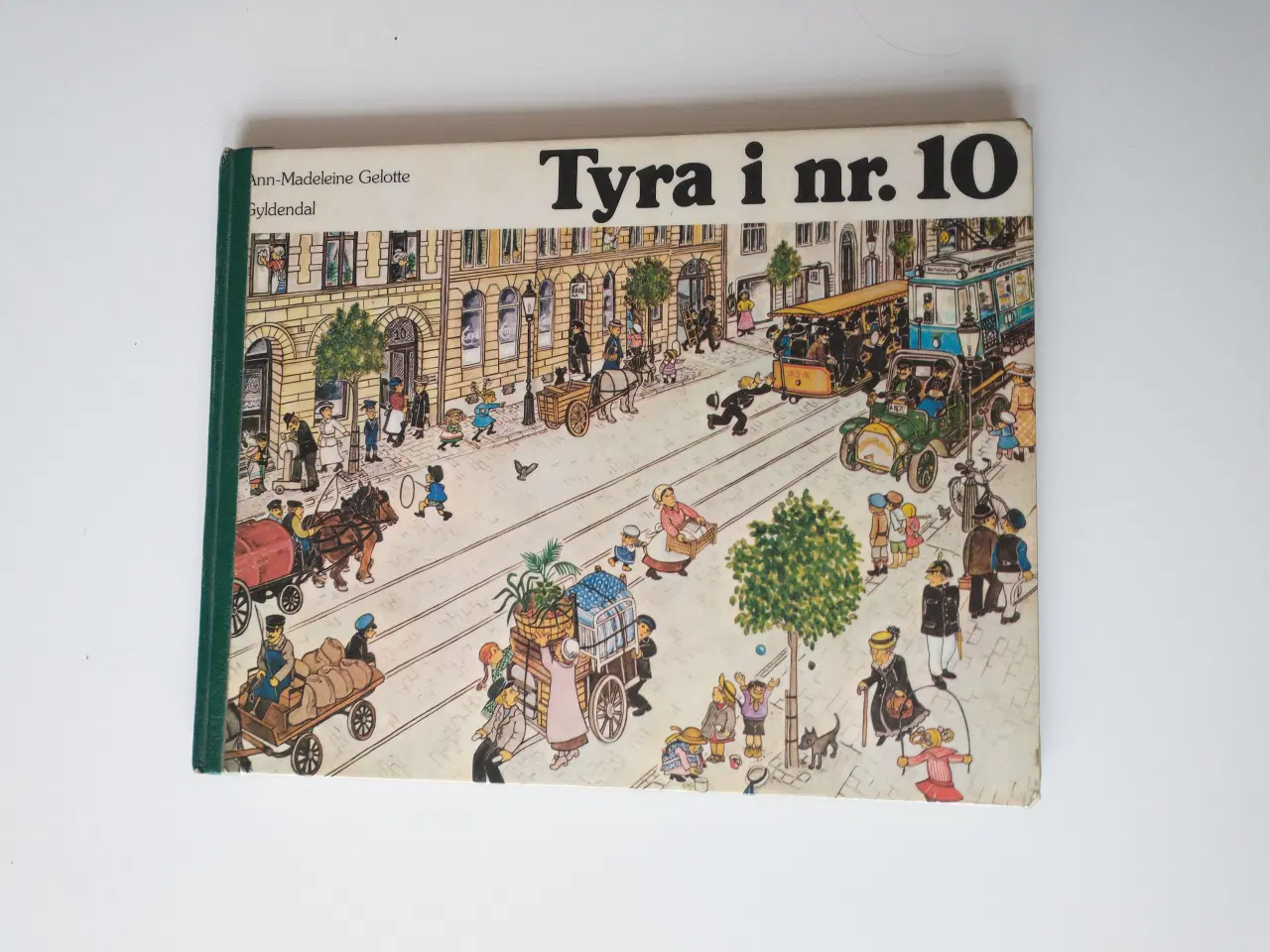 Billede 1 - Tyra i nr. 10. Af Ann-Madeleine Gelotte