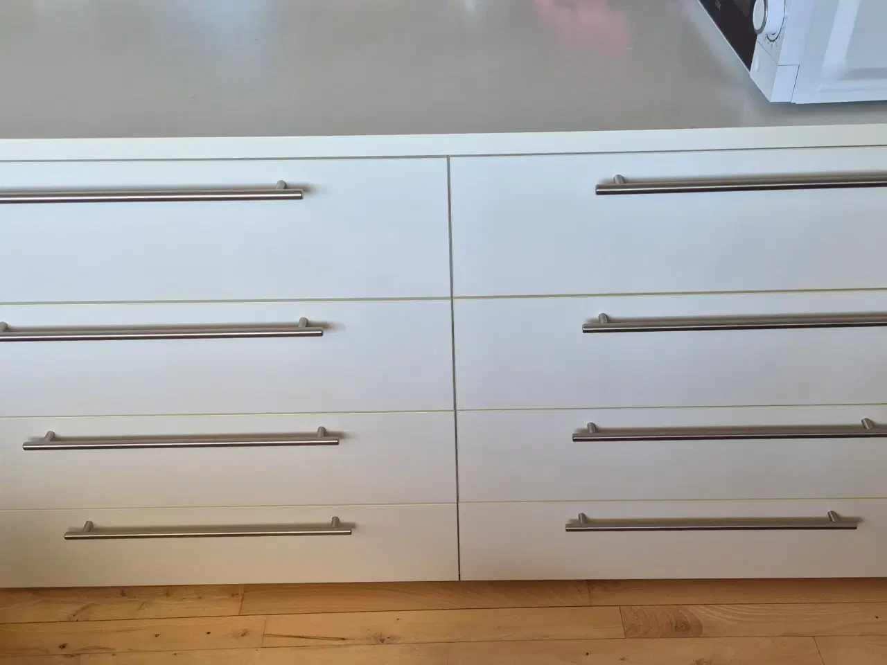 Billede 1 - Kommode i hvidlaminat med 8 skuffer