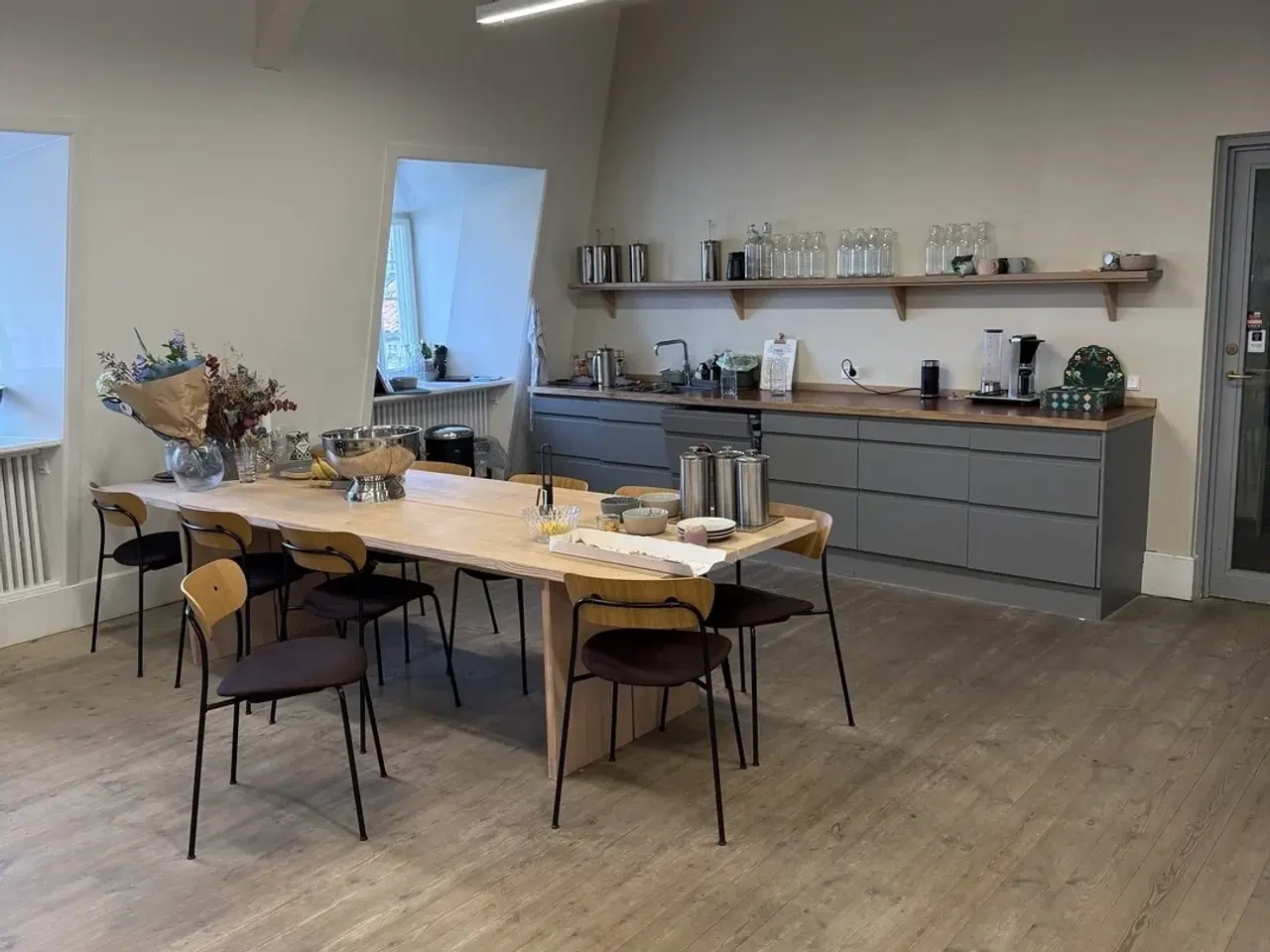 Billede 8 - Kontorplads ud til kanalerne på Christianshavn