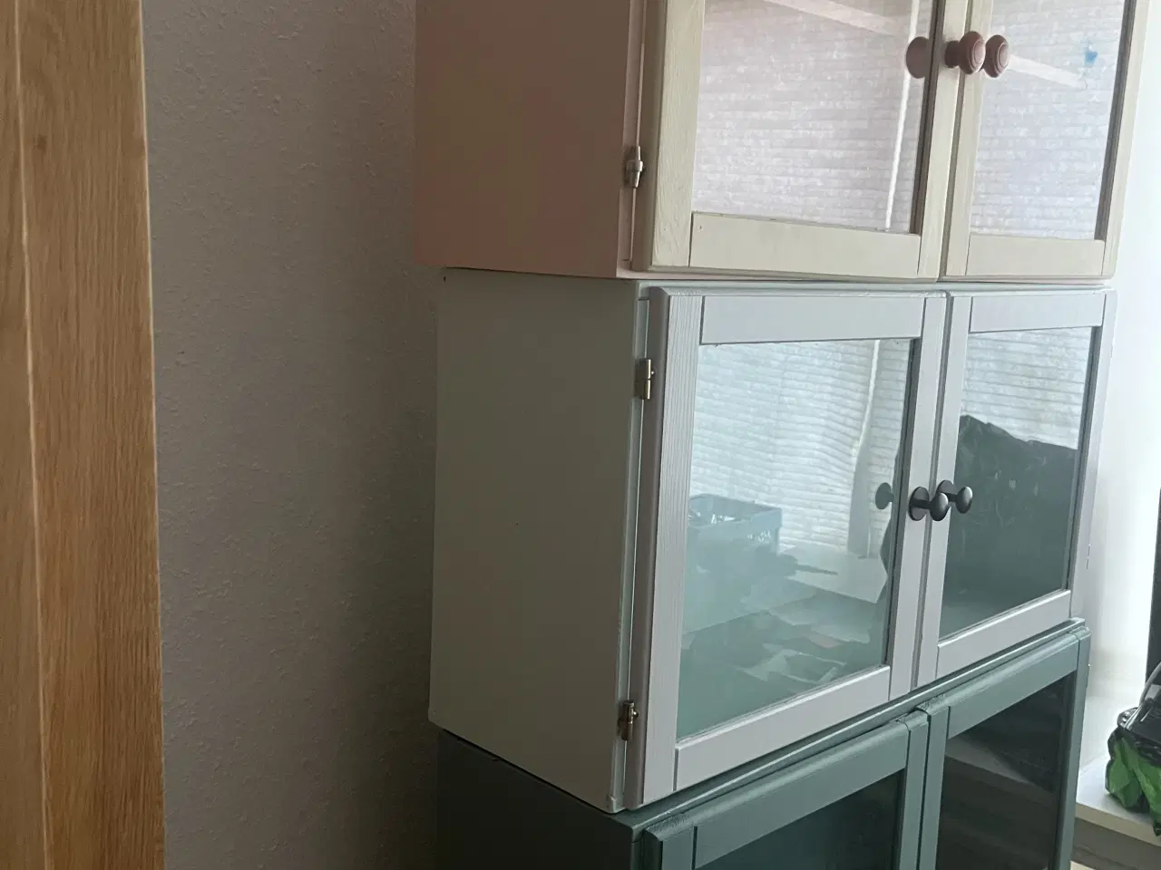 Billede 2 - 3 pæne vægskabe med glaslåger – unikke farver