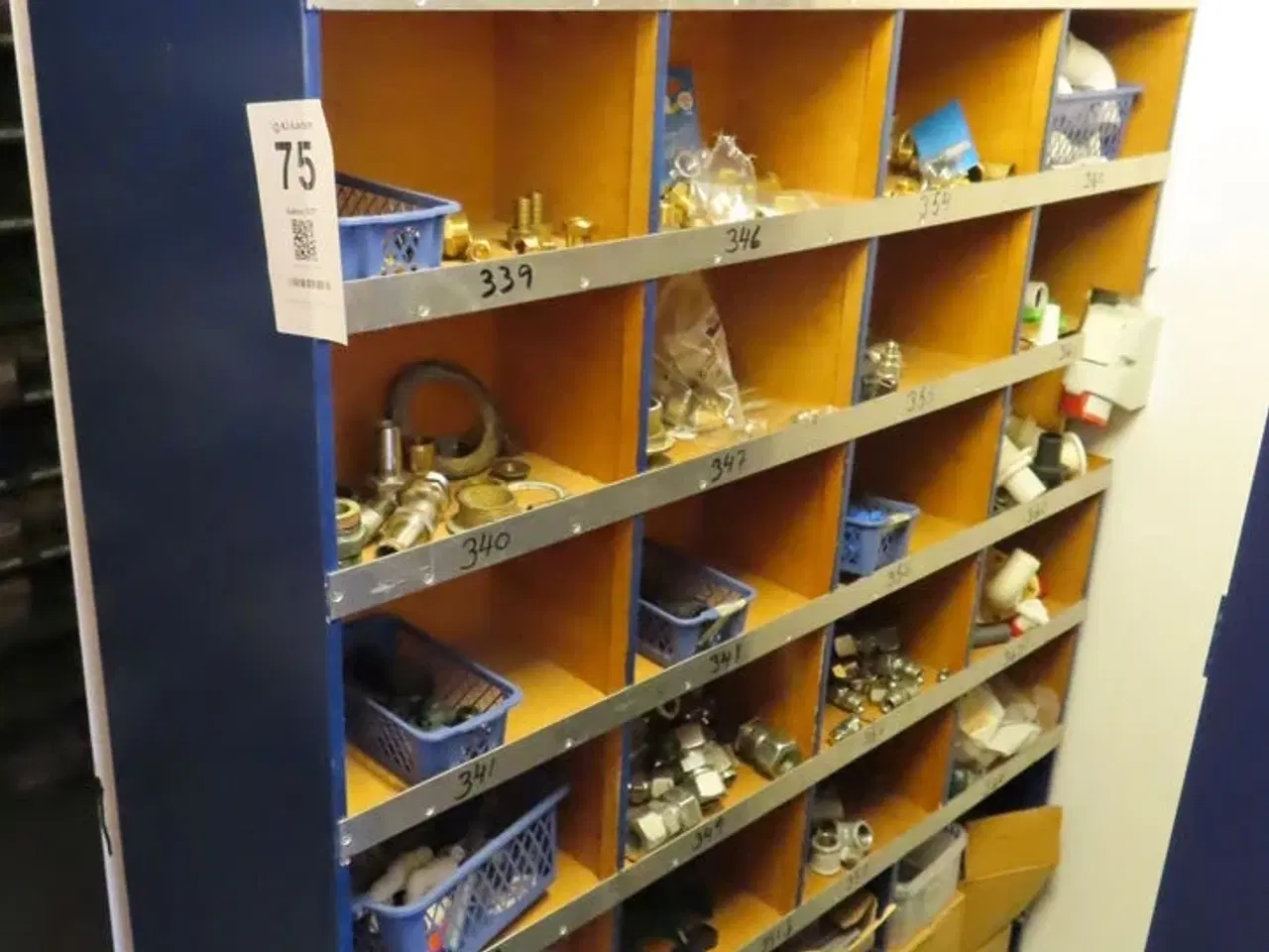 Billede 1 - Reol med indhold af diverse beslag, fittings mv.