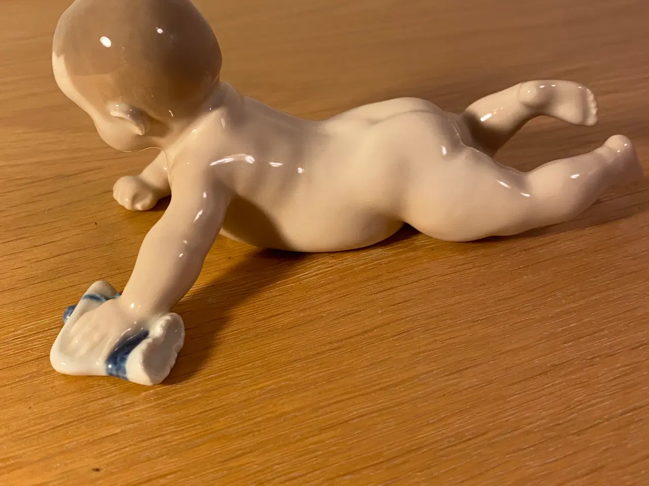 Billede 3 - Royal Copenhagen kravlende barn med sok 1739