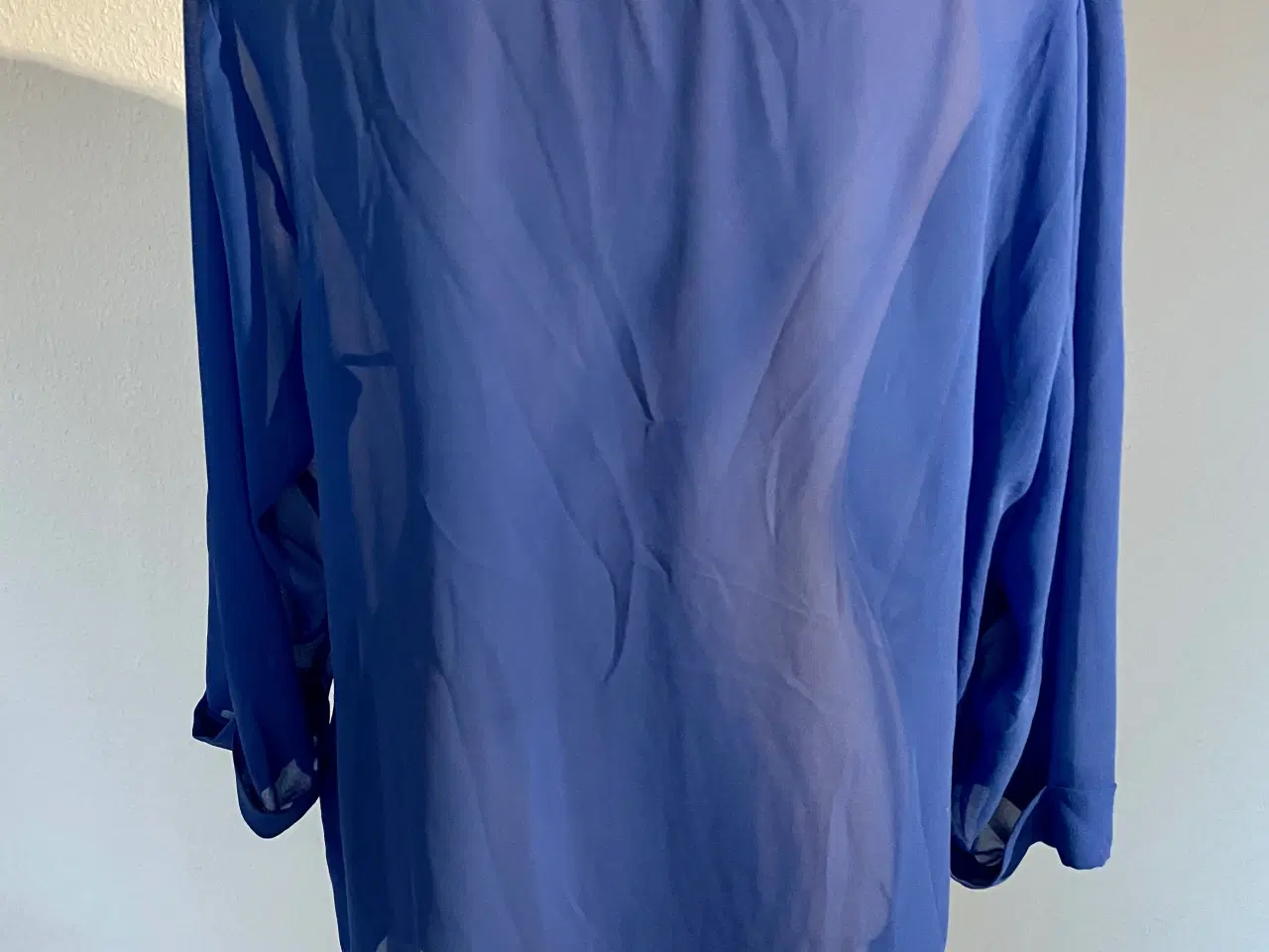 Billede 2 - NEDSAT Transparent blå top fra Asos, str. 46