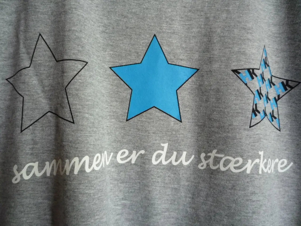 Billede 2 - Lysegrå T-shirt med stjerner
