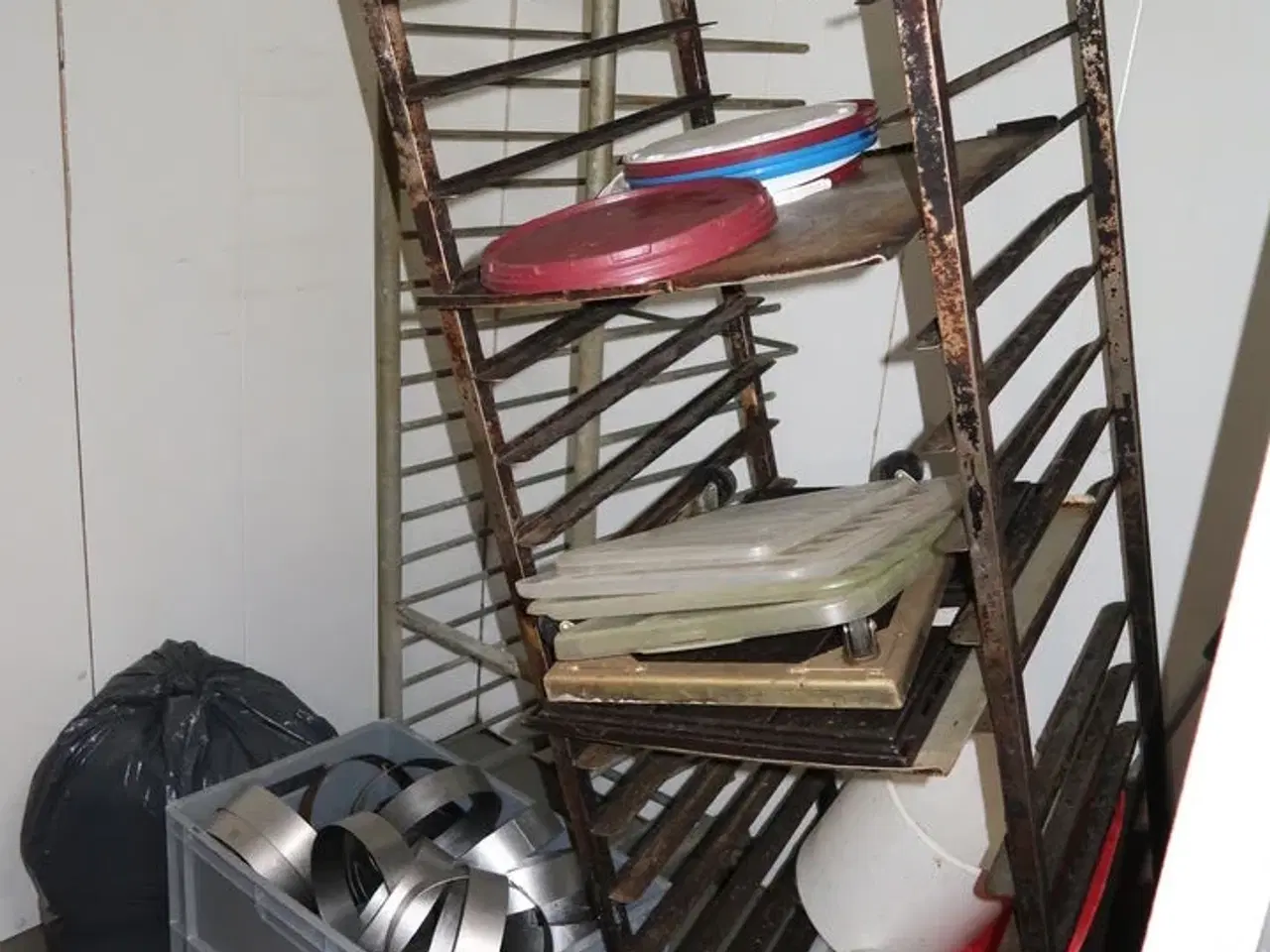 Billede 2 - Skilt, 2 stk. stikvogne med indhold m.m.