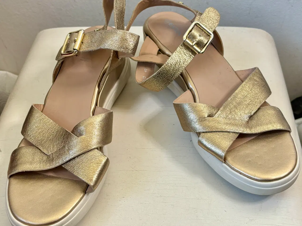 Billede 1 - GEOX, guldsandaler m kinahæl, str 40