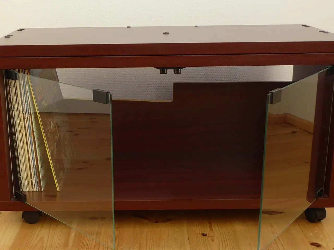 Billede 2 - Bejdset TV-møbel med glaslåger