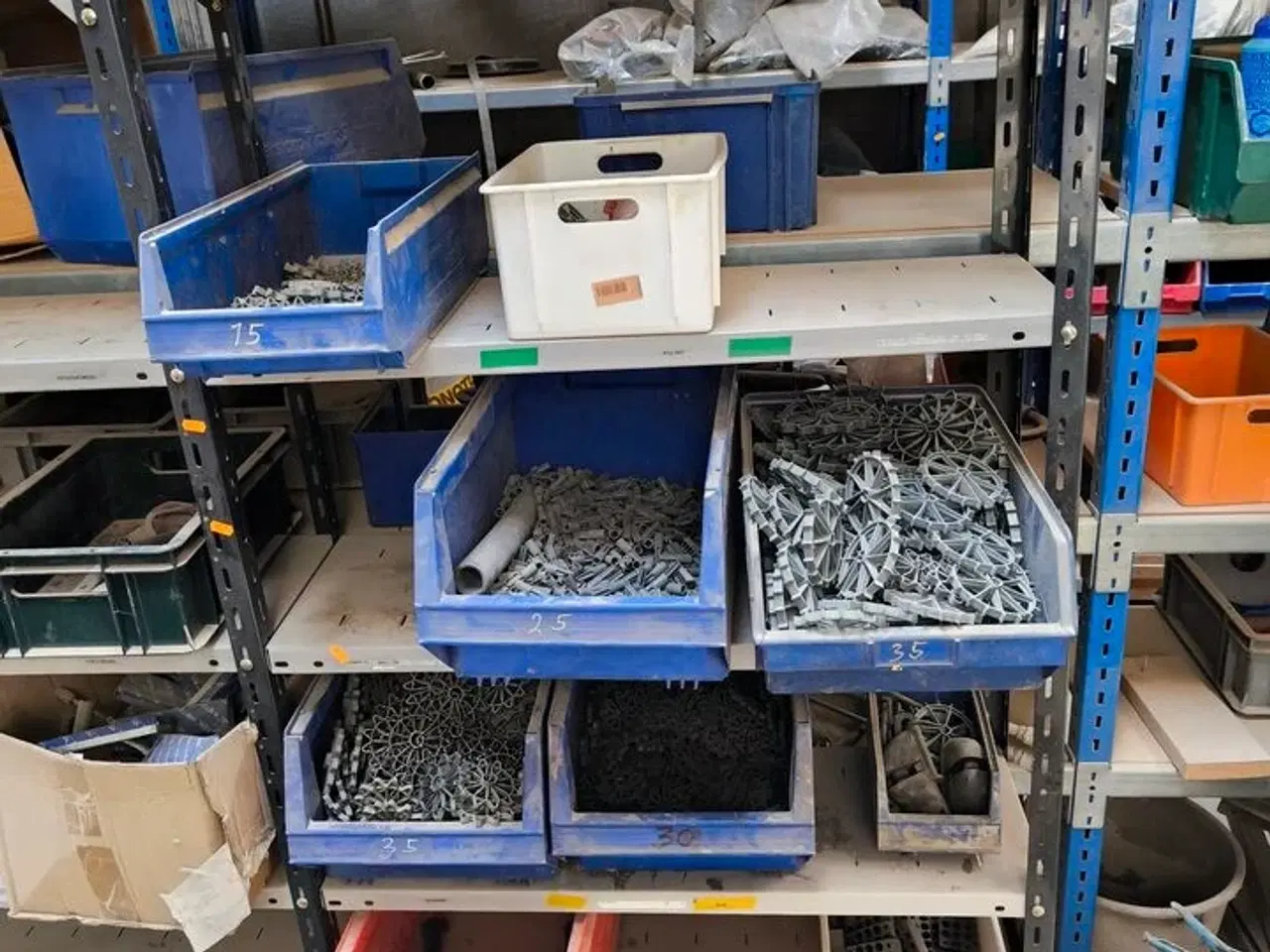 Billede 3 - Indhold på reoler