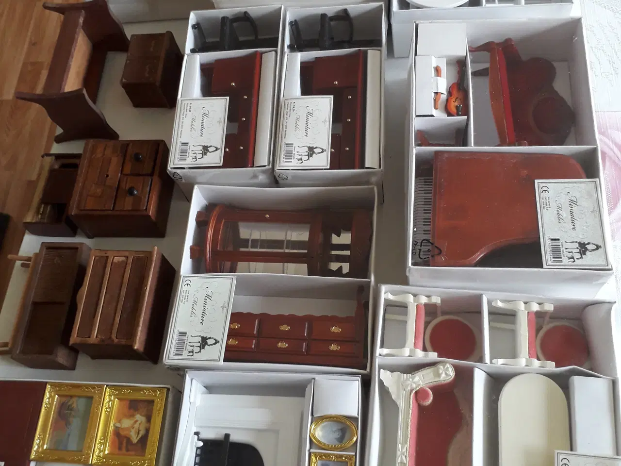 Billede 5 - Dukkehusmøbler - Miniature Samling med tilbehør.