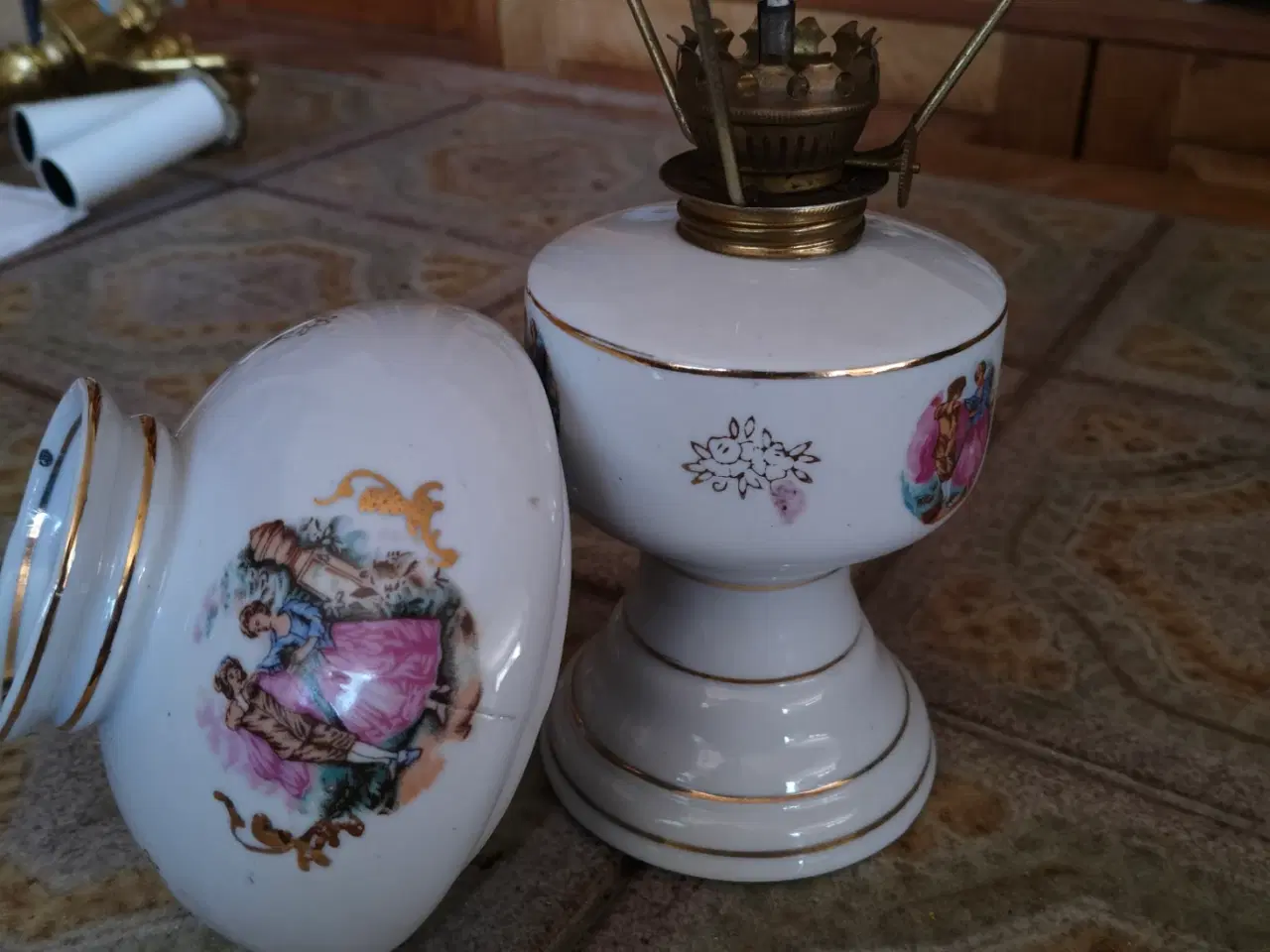 Billede 2 - Vintage olielampe i porcelæn med guld og motiv 🕯️