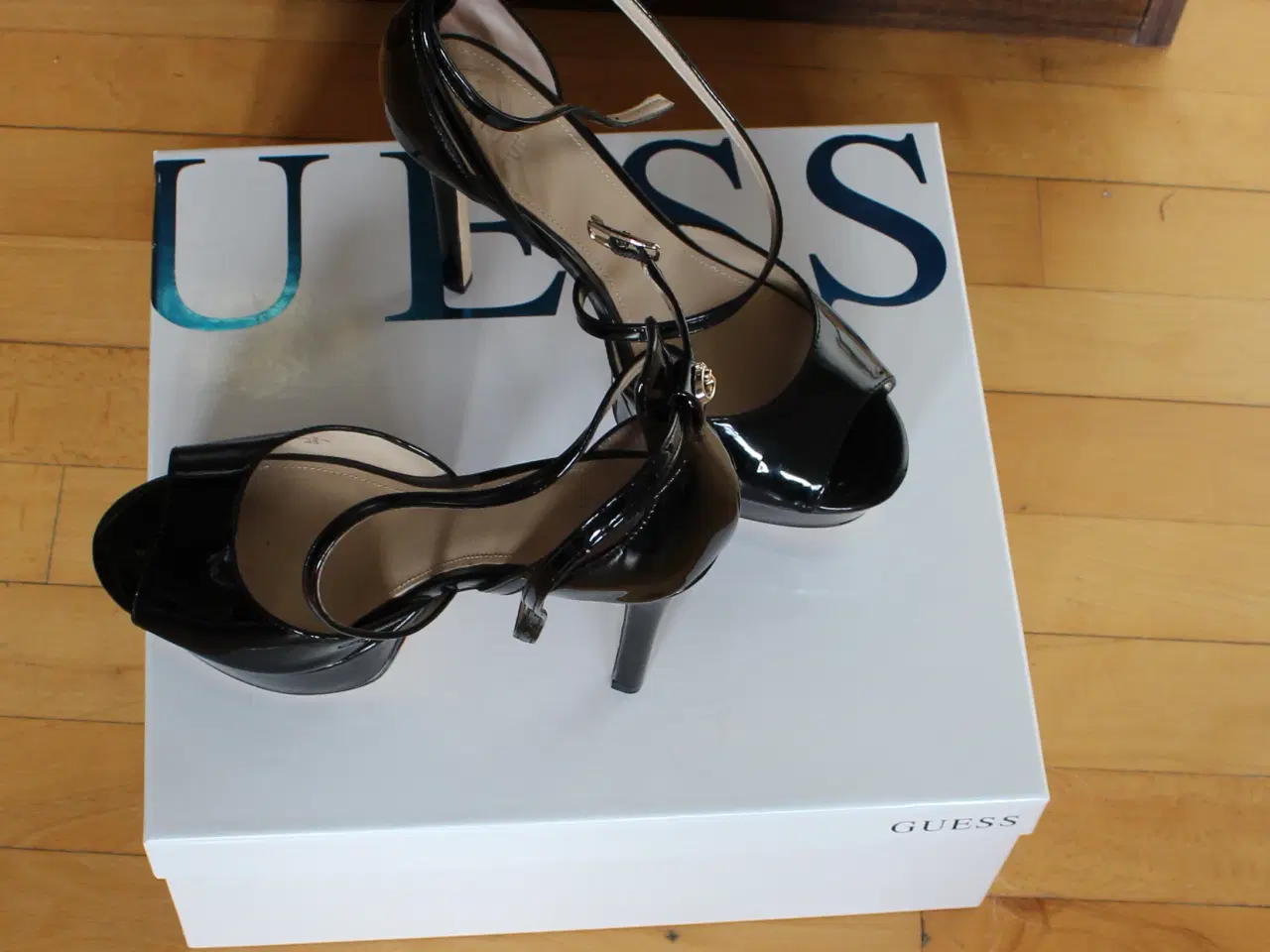 Billede 2 - Guess Lohana, lædersandaler stiletthæl til salg