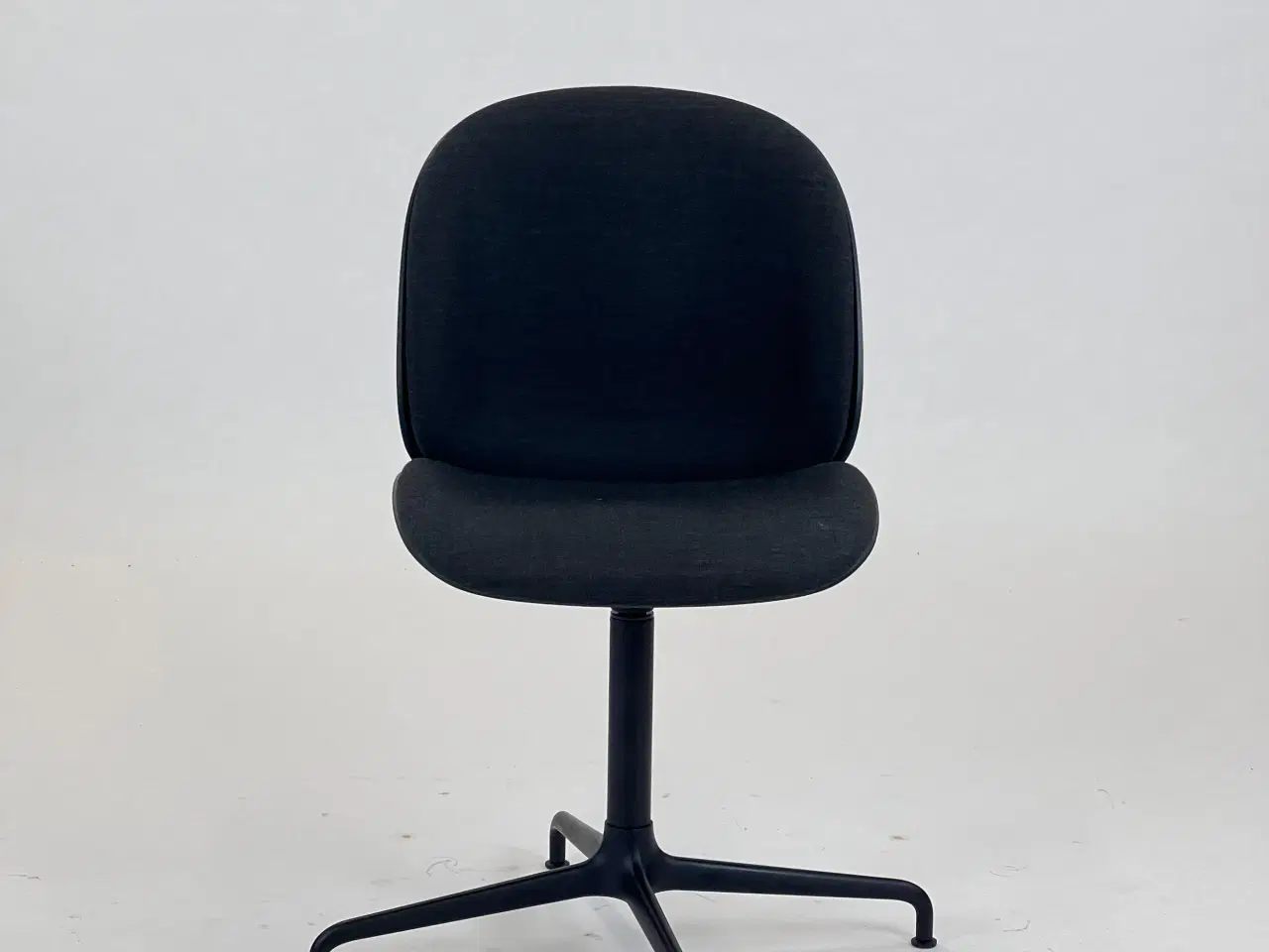 Billede 3 - GUBI Beetle Meeting Chair Stol – Grøn med Sort Stel