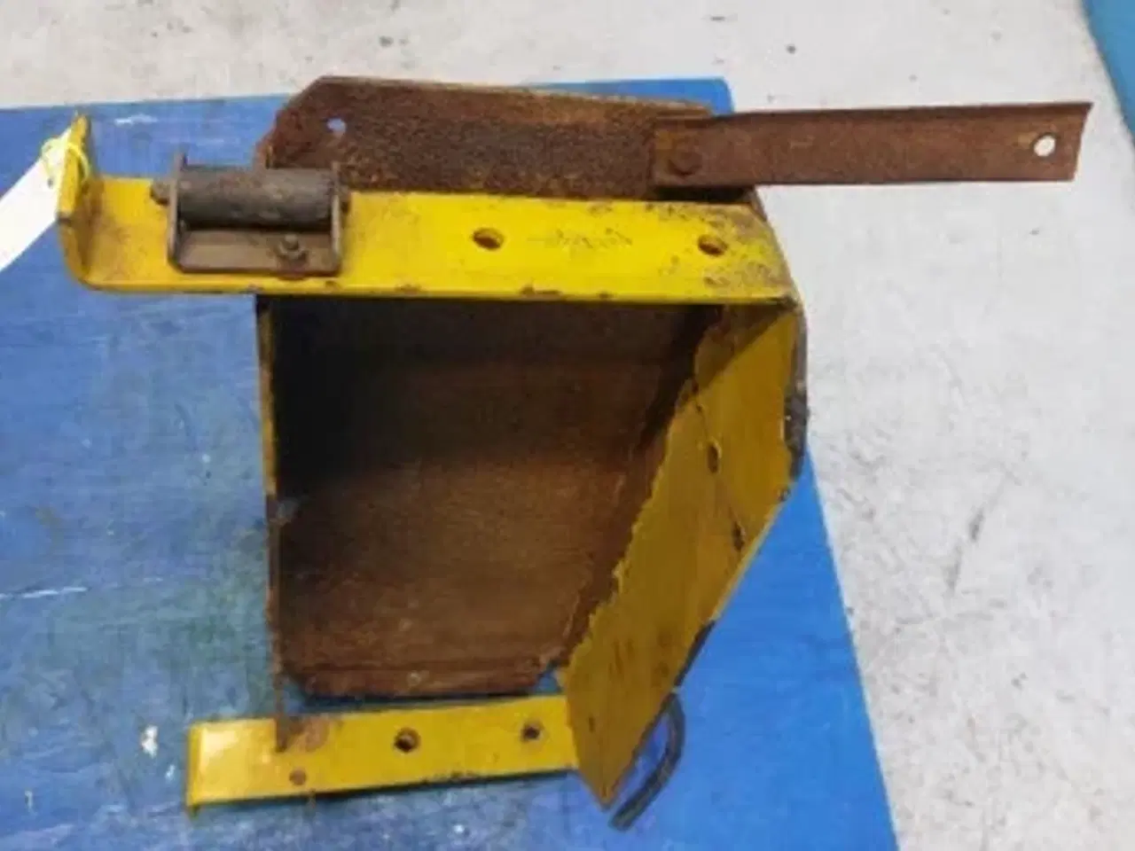 Billede 5 - Hydrema 906B Batteri Hylde med brandstofs filter 40030