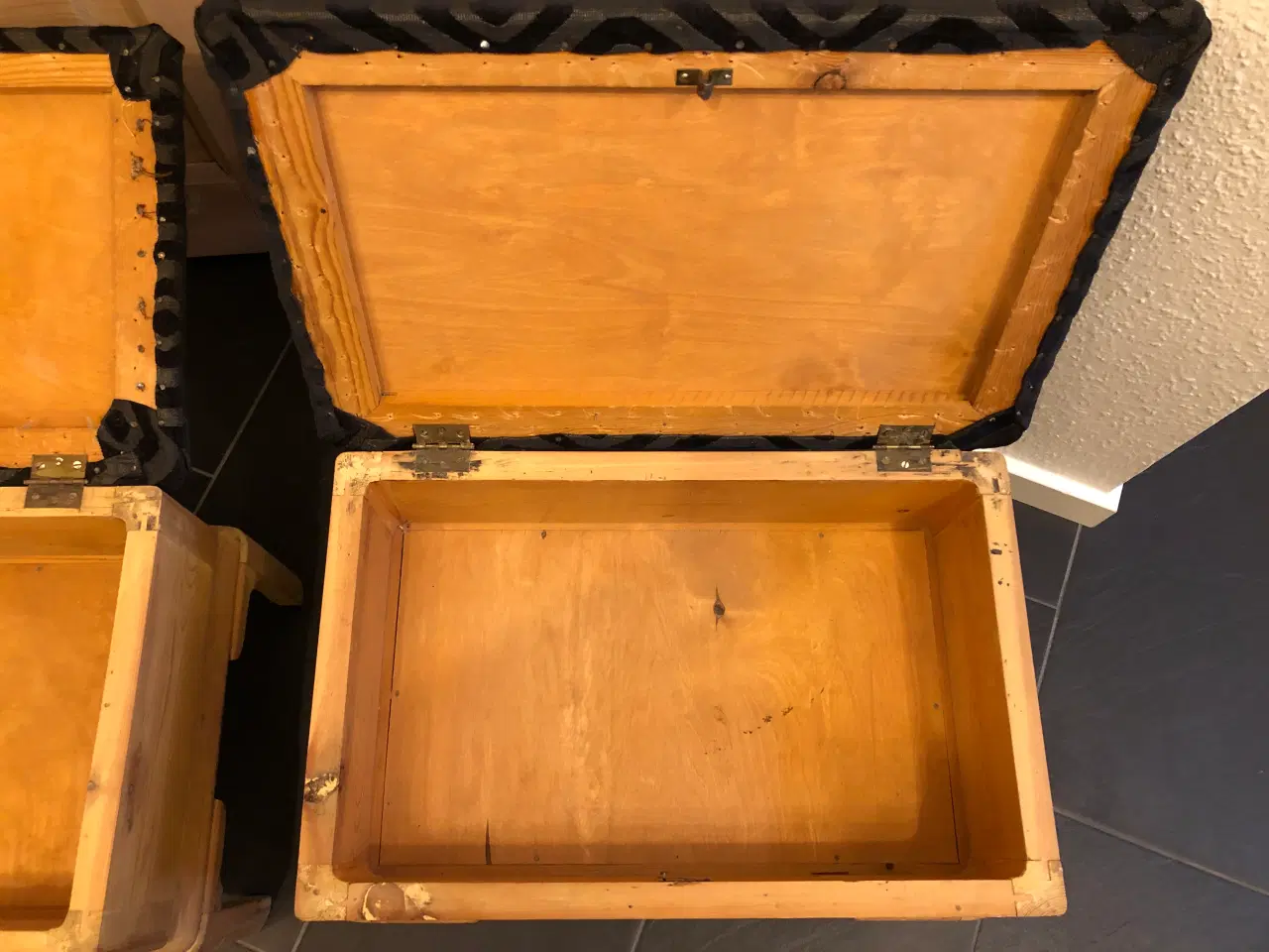 Billede 4 - 2 skamler i fyrretræ med opbevaring