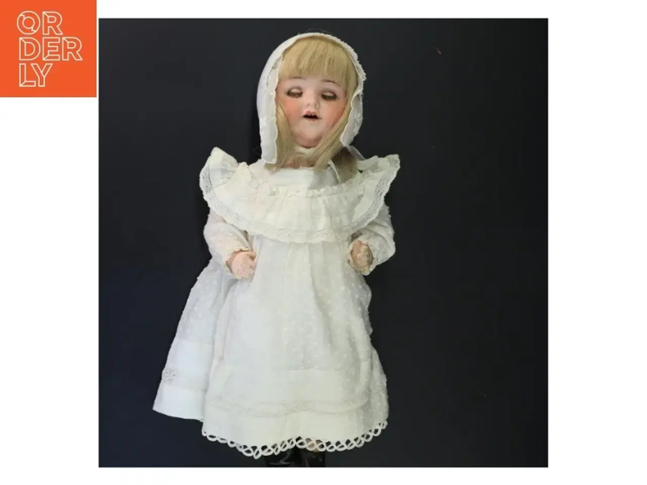 Billede 1 - Porcelænsdukke med hvid kjole og hætte (str. 38x16 cm)