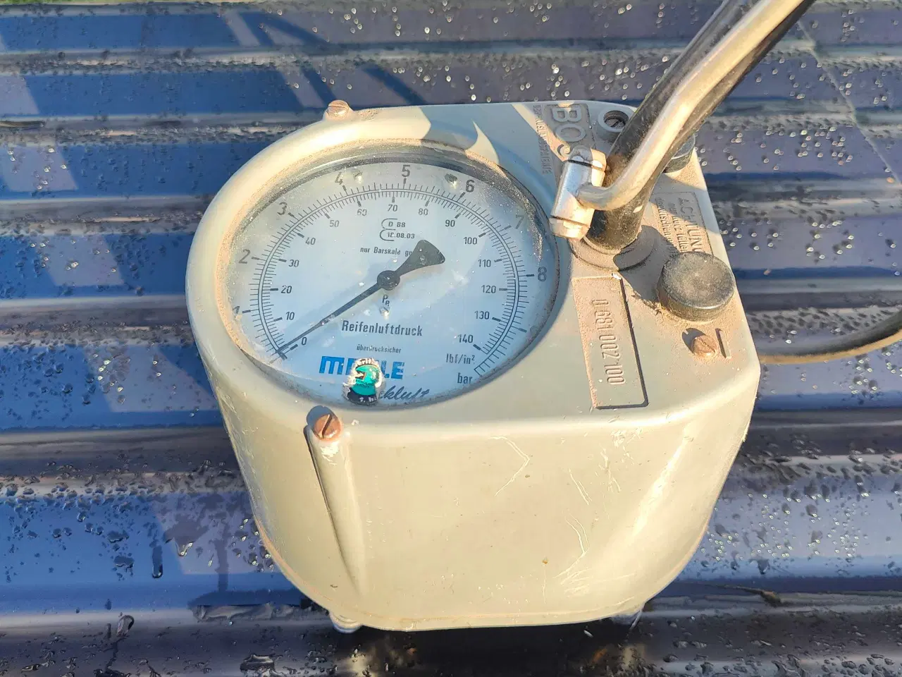 Billede 1 - Dæk fylder trykmåler 