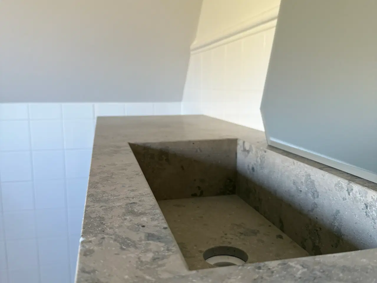 Billede 1 - Naturstens bordplade i jura beige (knækket)