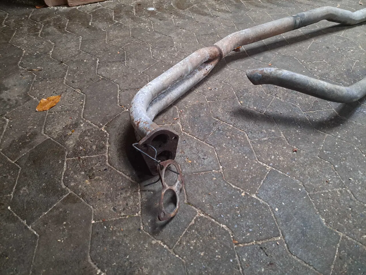 Billede 2 - Forrør og afgangsrør til volvo 100 serien