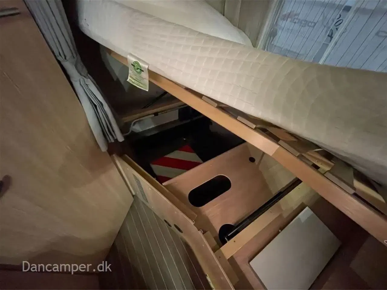 Billede 26 - 2018 - SunLight T 58   MESSEPRIS kr. 579.900,- SPAR kr. 25.000,- Sunlight T58 med solcelle, markise, lithiumbatterier, cykelholder m.m.