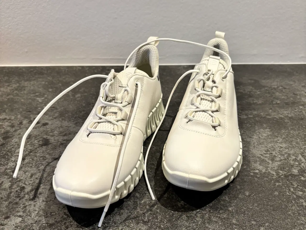 Billede 2 - Hvide sneakers - helt nye