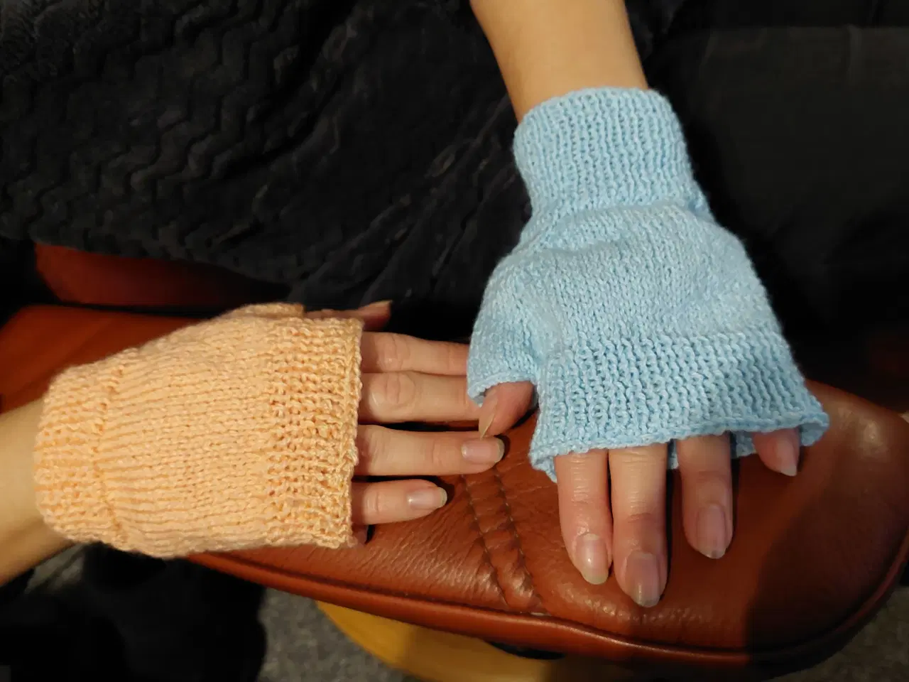 Billede 1 - Handsker, håndstrik forskellige farve